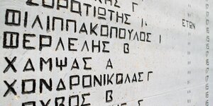 Das Bild zeigt die Gedenkstätte oberhalb des griechischen Kalavryta, die an die Opfer des Wehrmacht-Massakers vom 13. Dezember 1943 erinnert