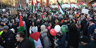Menschen demonstrieren bei einer Pro-Palästinensische Kundgebung in Bremen