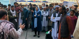 Eine afghanische Journalistin diskutiert mit einem Taliban-Sprecher