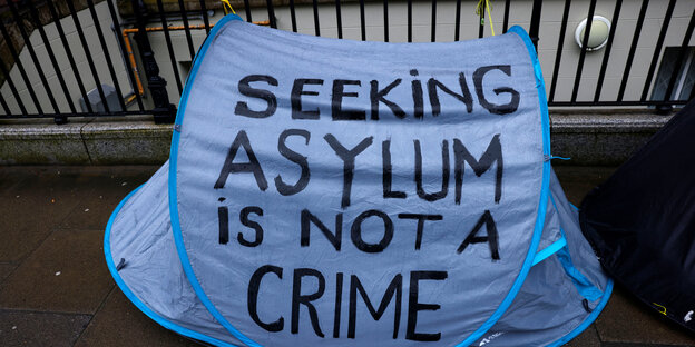 Ein Zelt mit der Aufschrift: seeking asylum is not a crime