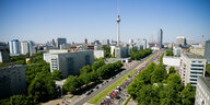 Eine breite Straße von oben gesehen mit einem langen Demonstrationszug, im Hintergrund der Alexanderplatz mit dem Berliner Fernsehturm