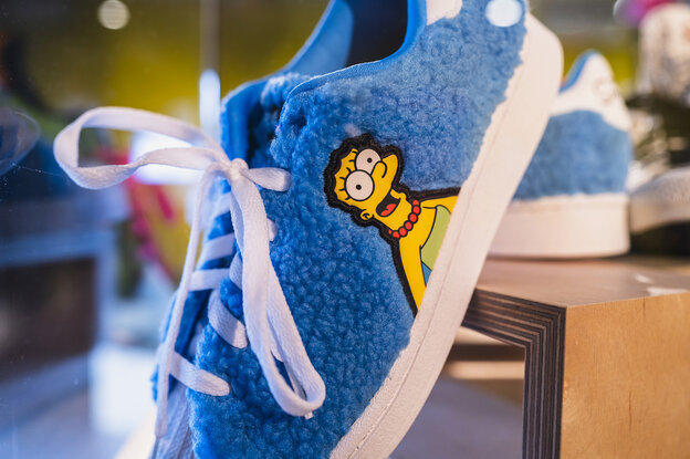 Ein blauer Sneaker mit der Figur Marge Simpson
