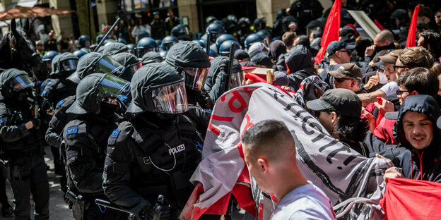 Einheiten der Polizei stoßen während der Revolutionären 1. Mai-Demo in der Stuttgarter Innenstadt mit Demonstrationsteilnehmern zusammen.