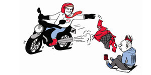 Ein lächelnder Motorradfahrer wirft einem frierenden Punk mit rotem Irokesen-Schnitt , der bettelt seine rote Jacke (Kutte) zu