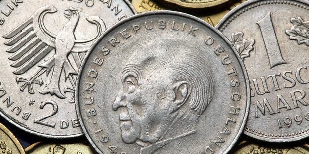 Münze mit dem Kopf von Adenauer.