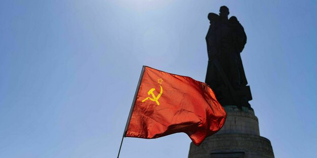 Wehende Flagge der Sowjetunion vor dem Sowjetischen Ehrenmal in Treptow