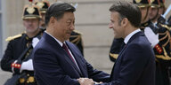 Die Präsidenten Chinas und Frankreichs, Xi Jinping und Emmanuel Macron, beim Händedruck am Montag in Paris