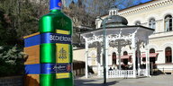 Die Svoboda-Quelle in Karlsbad, daneben ein flaschenförmiger Becherovka-Stand zu sehen.