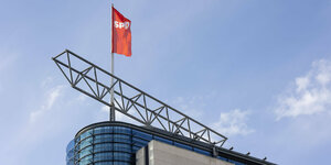rote SPD Fahne auf dem Dach der Zentrale