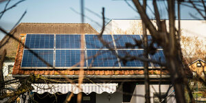 Ein Solarpanel auf dem Dach einer Laube