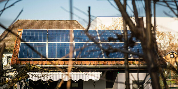 Ein Solarpanel auf dem Dach einer Laube