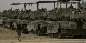 An der Grenze zum Gazastreifen geparkte israelische Panzer. Bald sollen sie auf Wunsch Washingtons Munitionsnachschub bekommen.