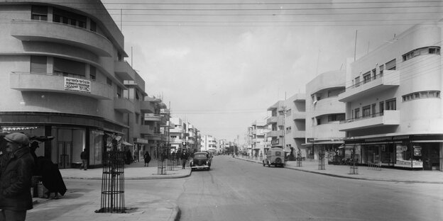 Schwarz Weiß Foto von einer großen Straße