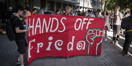 Das Bild zeigt den Protest gegen die Kündigungen am Dienstagabend vor dem Rathaus Kreuzberg