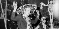 Rocko Schamoni mit Sombrero bei einem Konzert in Westberlin, 1987