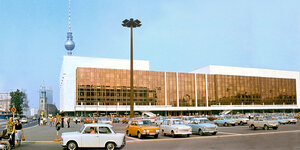 Blick auf das Gebäude des Palast der Republik um 1980