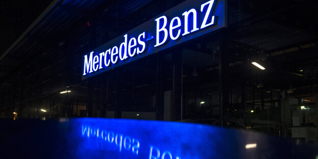 Der Schriftzug "Mercedes-Benz" spiegelt sich in einem Pkw-Dach