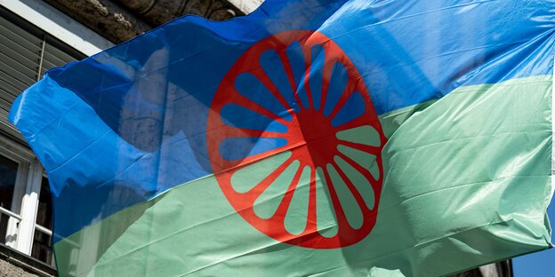 Vor dem Internationalen Roma-Tag (8. April) weht vor der Berliner Justizverwaltung die Roma Flagge