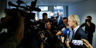 Geert Wilders spricht mit vielen Journalisten