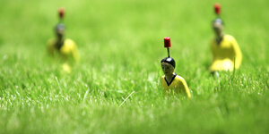 Tipp-Kick-Fußballfiguren im Rasen