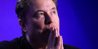 Elon Musk mit gefalteten Händen
