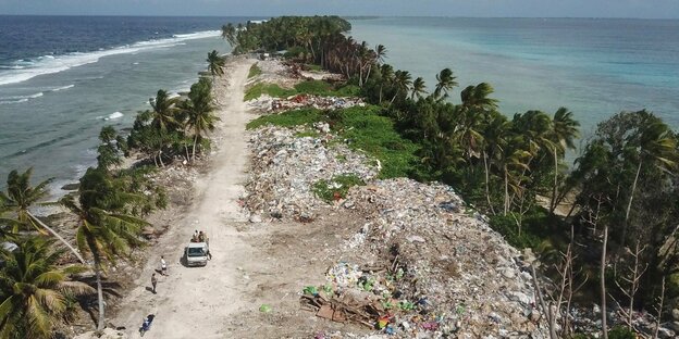 Luftaufnahme vom Müll und dem Meer in Tuvalu