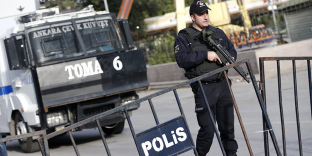 Ein bewaffneter Polizist sichert den Tatort in Ankara.