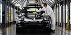 Fabrikneues Luxusauto von VW