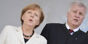 Merkel und Seehofer beim Singen des Bayernslieds.