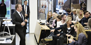 Dänemarks Rgierungschef Lars Loekke Rasmussen nimmt vor Studenten zu dem bevorstehenden EU-Referendum Stellung.