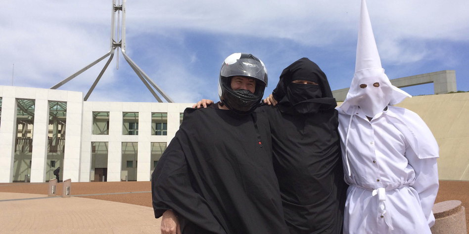 Aktivisten In Australien Anti Burka Protest Vor Parlament Tazde