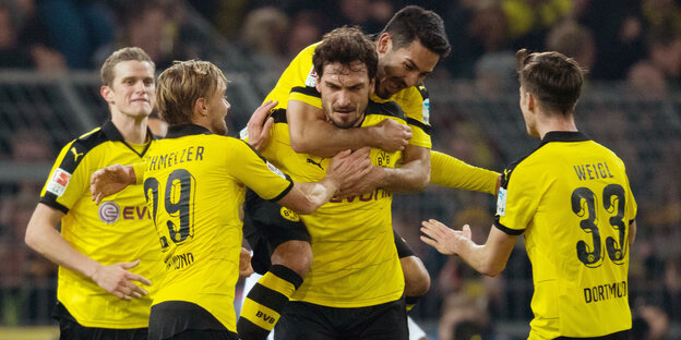 Dortmunds Mats Hummels (M) jubelt mit der Mannschaft über seinen Treffer zum 3:1.