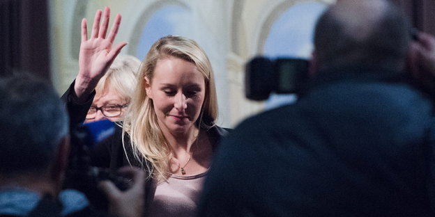 Marion Marechal-Le Pen wirft nach dem Wahlergebnis vor der Kamera die Arme in die Luft