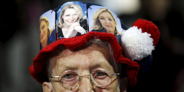Le-Pen-Wähler mit Strickmütze, an der Bilder von Marnine und Marion befestigt sind