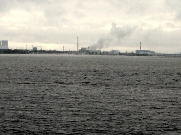 Aus einem Atomkraftwerk steigt Wasserdampf auf.