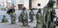 Eine Skulpturengruppe aus Bronze auf einer Straße in Breslau