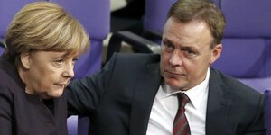 Merkel und Oppermann unterhalten sich im Bundestag.