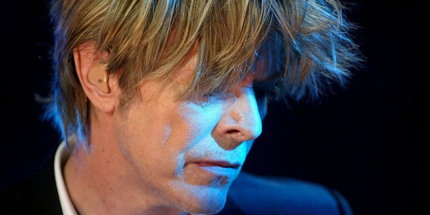 David Bowie mit ins Gesicht hängenden Haaren