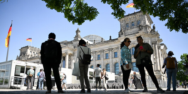 Passanten vor dem Bundestag