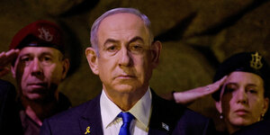 Israels Premier Netanjahu, hinter ihm zwei Soldaten.