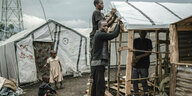 Menschen bauen ein Zelt in einem Lager für Binnenvertriebene (IDP) am Stadtrand von Goma im Osten der Demokratischen Republik Kongo auf, in dem Zehntausende von Kriegsvertriebenen leben.