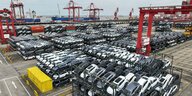 Eine Reihe von E-Autos wird für den Export auf Überseemärkte per Rahmentransport vorbereitet .