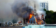 Das Gebäude der Rechtsakademie in Odessa brennt nachdem es am Montag von einer russischen Rakete getroffen wurde