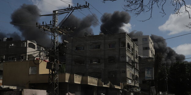 Rauch steigt nach israelischen Angriffen im Flüchtlingslager Jabaliya im nördlichen Gazastreifen auf.