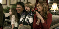 Bild aus der Serie "The Baxters": Die Familie Baxter bestehend aus Vater, Mutter und zwei Kindern sitzen lachend auf einer Couch.