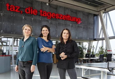 Die Chefinnenredaktion der taz: Katrin Gottschalk, Ulrike Winkelmann und Barbara Junge im Panorama Raum der taz.