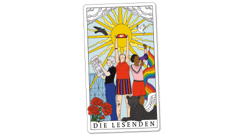 Illustration in Comic-Stil, die einer Tarot-Karte nachempfunden ist. Darauf zu erkennen sind drei Menschen, die Zeitung lesen, einen eReader in den Himmel halten und in ein Megaphon reden. Am unteren Rand der Karte steht "Die Lesenden", darüber liegt ein geflügelter Panter.