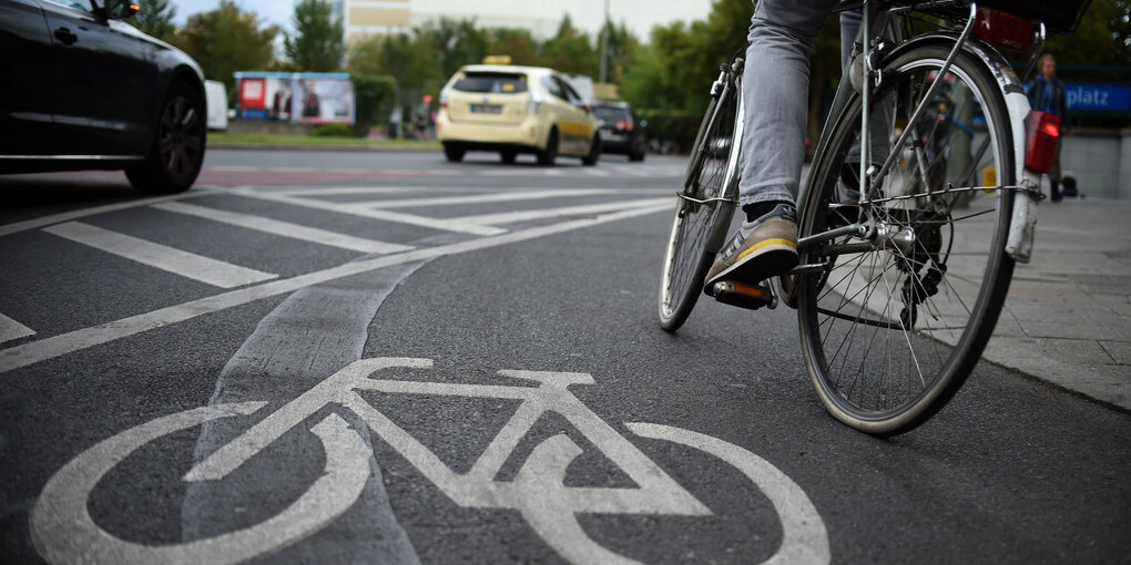 Radweg an einem Kreisverkehr