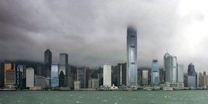 Ein heraufziehender Sturm über der Skyline von Hongkong