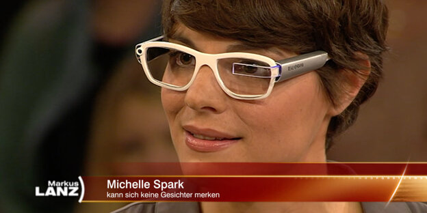 Eine Frau mit einer sehr hässlichen weißen Brille Eine Frau mit einer sehr hässlichen weißen Brille